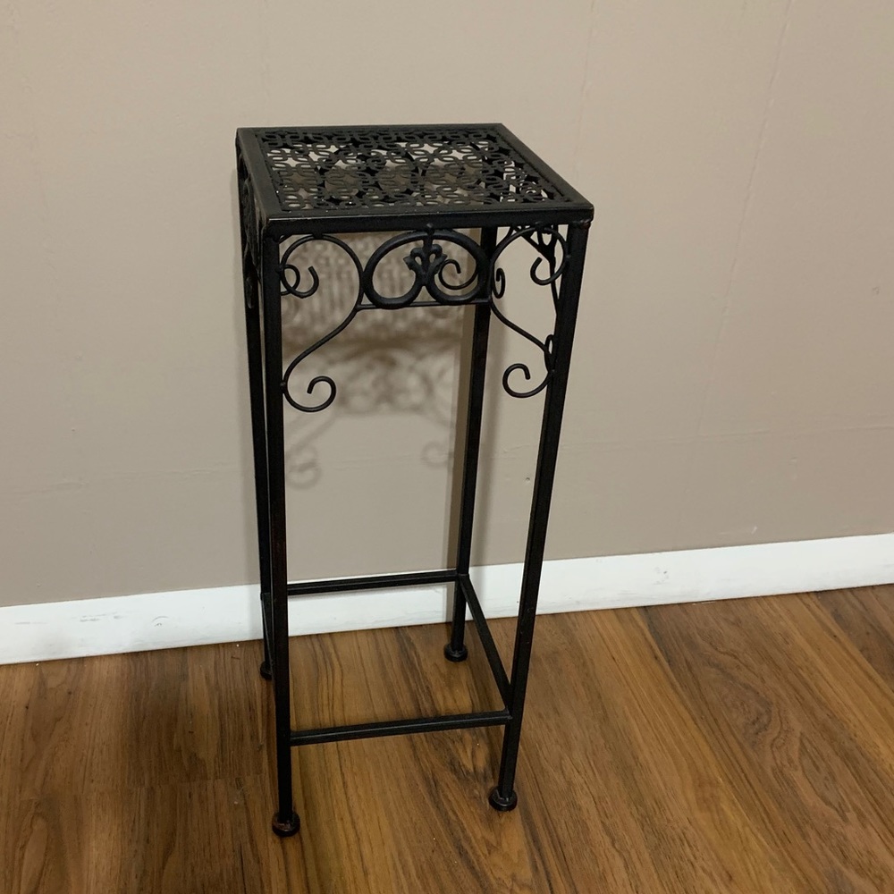 Metal Plant Stand. Decor.